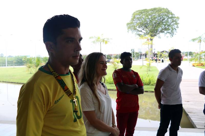 Uma comitiva de indígenas das etnias Amanaié, Assuriní do Pracará e Tembé visitou o Parque Estadual do Utinga nesta sexta-feira, 14, dentro de uma agenda de intercâmbio entre jovens indígenas. A ação foi feita em parceria entre o Instituto de Desenvolvimento Florestal e da Biodiversidade (Ideflor-bio), por meio da Gerência de Sociobiodiversidade (Gsbio) e o Distrito Sanitário Especial Indígena (DSEI) no Pará, vinculado ao Ministério da Saúde.

FOTO: ASCOM IDEFLOR
DATA: 14.12.2018
BELÉM - PARÁ <div class='credito_fotos'>Foto: Ascom Ideflor   |   <a href='/midias/2018/originais/8c32ed82-c711-4f63-bcc1-774cf2e1c1b6.jpg' download><i class='fa-solid fa-download'></i> Download</a></div>