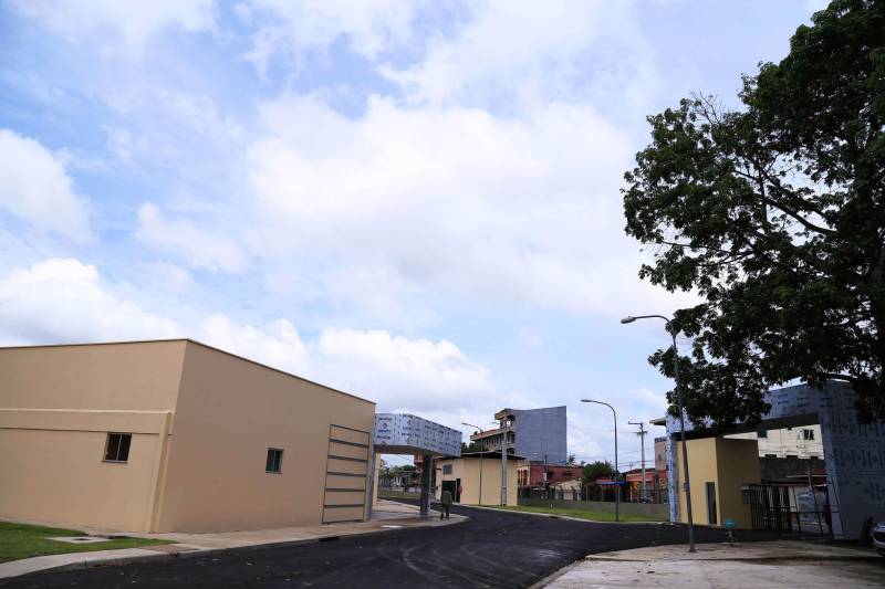 O novo Hospital Santa Rosa, no município de Abaetetuba, no nordeste do Pará, está pronto e será entregue pelo governo do Estado à Prefeitura, na primeira quinzena do mês de dezembro.

FOTO: MÁCIO FERREIRA / AG. PARÁ
DATA: 29.11.2018
ABAETETUBA - PARÁ <div class='credito_fotos'>Foto: MÁCIO FERREIRA/ AG. PARÁ   |   <a href='/midias/2018/originais/8c357fc1-d22d-4945-830a-fc35724f496a.jpg' download><i class='fa-solid fa-download'></i> Download</a></div>