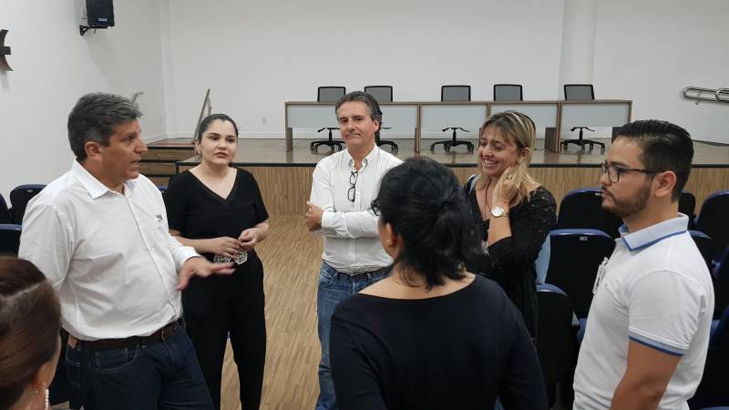 O Centro Integrado de Inclusão e Reabilitação – CIIR recebeu representantes da Rede Sarah Brasília (foto). A visita prevê uma troca de experiências entre as instituições que atuam na reabilitação de Pessoas com Deficiência (PcD). Os trâmites formais ainda serão concluídos, mas a relação entre as instituições se estreitou durante a visita do professor de Educação Física, Maurício Corte Real, e do fisioterapeuta, Rogério Canuto. Os visitantes elogiaram o novo espaço e fizeram questão de ressaltar a importância do Centro.
FOTO: ASCOM / INDSH
DATA: 25.06.2018
BELÉM - PARÁ <div class='credito_fotos'>Foto: ASCOM / INDSH | <a href='/midias/2018/originais/8c37b644-de7e-4acc-8258-cd9e8d6b83de.jpg' download><i class='fa-solid fa-download'></i> Download</a></div>