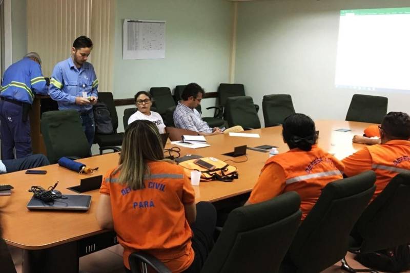 O governo do Estado intensificou as ações nas comunidades do município de Barcarena, no nordeste paraense, afetadas pela contaminação constatada pelo Instituto Evandro Chagas (IEC), no entorno da área de atuação da empresa Hydro. A força-tarefa de órgãos estaduais em parceria com a prefeitura municipal seguiu neste domingo (25), com a continuação do cadastramento de famílias, levantamento de possíveis problemas de saúde decorrentes da situação e distribuição de água potável, medidas emergenciais determinadas pelo Grupo de Trabalho do Governo do Estado. Ao todo, 30 profissionais da saúde, entre agentes de endemias e de saúde, além de 16 assistentes sociais, agentes da Defesa Civil, entre outros profissionais do Estado e Município atuam nos últimos dias nas comunidades de Bom Futuro, Vila Nova e Bujaruba. As equipes estão em campo para mapear e identificar as necessidades das famílias que residem nesses locais e que tipo de impacto que elas podem ter sofrido.
FOTO: LIDIANE SOUZA / SECOM
DATA:25.02.2018
BARCARENA - PARÁ
<div class='credito_fotos'>Foto: LIDIANE SOUZA / SECOM | <a href='/midias/2018/originais/8c390cc9-0537-46d6-8a9f-25f62cc11f13.jpg' download><i class='fa-solid fa-download'></i> Download</a></div>