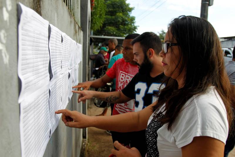 Um total de 9011 candidatos fizeram as provas para concorrer a 500 vagas para agente prisional da Superintendência do Sistema Penitenciário do Estado (Susipe), neste domingo, 18. No total, 11.835 candidatos estavam inscritos para o concurso, que é o primeiro da instituição para o cargo.
As provas foram realizadas em Belém, Altamira, Marabá, Castanhal (foto), Itaituba e Santarém.
FOTO: AKIRA ONUMA / ASCOM SUSIPE
DATA: 18.03.2018
CASTANHAL - PARÁ <div class='credito_fotos'>Foto: Akira Onuma / Ascom Susipe | <a href='/midias/2018/originais/8c4388ee-dda1-4359-8bab-1830d9cb6350.jpg' download><i class='fa-solid fa-download'></i> Download</a></div>