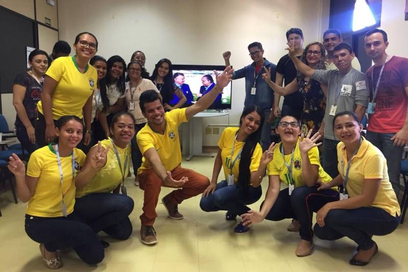 O resultado de 2x0 para a Seleção Brasileira na manhã desta sexta-feira, 22, contra o time da Costa Rica, pela Copa do Mundo 2018, celebrou toda a vibração, energia positiva e integração das torcidas de colaboradores, usuários e acompanhantes do Hospital Jean Bitar (HJB), em Belém; Hospital Regional Público do Leste (HRPL), em Paragomians; Hospital Regional Público do Marajó (HRPM), em Breves; Hospital Geral de Tailândia (HGT/FOTO); e Centro Integrado de Inclusão e Reabilitação (CIIR). Nesses locais, o atendimento  foi mantido e sem prejuízo aos usuários dos serviços.

FOTO: ASCOM HGT
DATA: 22.06.2018
TAILÂNDIA - PARÁ <div class='credito_fotos'>Foto: ASCOM HGT TAILÂNDIA   |   <a href='/midias/2018/originais/8c491d4d-c40f-41fb-ab7f-8e90d7a6be91.jpg' download><i class='fa-solid fa-download'></i> Download</a></div>