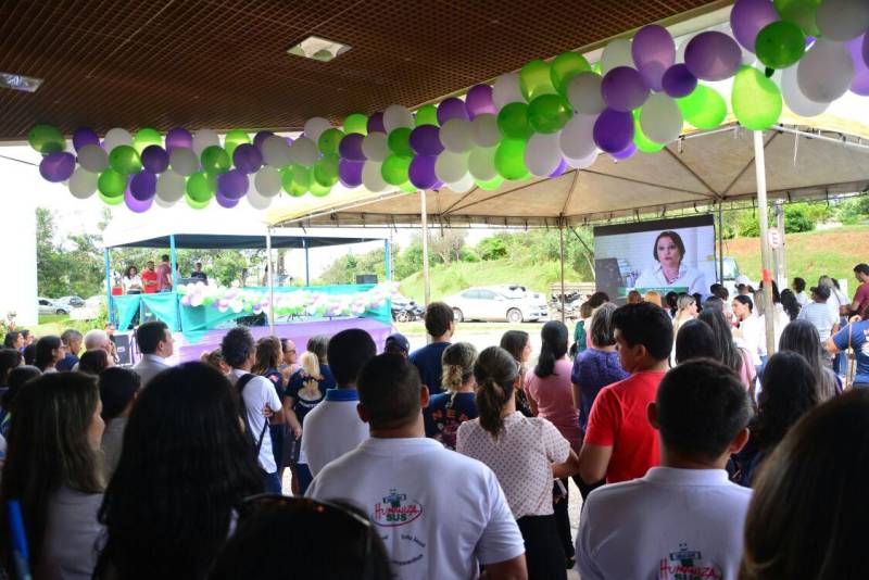 Centenas de pessoas entre colaboradores, usuários e acompanhantes participaram da ação de educação em saúde que marcou a comemoração dos dois anos de funcionamento da Unidade de Alta Complexidade em Oncologia Dr. Vitor Moutinho (Unacon), em Tucuruí, no sudeste paraense, nesta quarta-feira, 18. O público presente teve a oportunidade de conhecer um pouco mais da Unacon com a apresentação de vídeo institucional da unidade (foto), que também esteve aberta para visitação e composição de novas parcerias para colaborar com a disseminação, junto a população, sobre a importância de atitudes preventivas para reduzir o número de câncer no Pará e no Brasil.
FOTO: ASCOM UNACON
DATA: 18.04.2018
TUCURUÍ - PARÁ <div class='credito_fotos'>Foto: Ascom Unacon | <a href='/midias/2018/originais/8c4cd432-7838-4cf3-bd06-d12a6fc1df3d.jpg' download><i class='fa-solid fa-download'></i> Download</a></div>