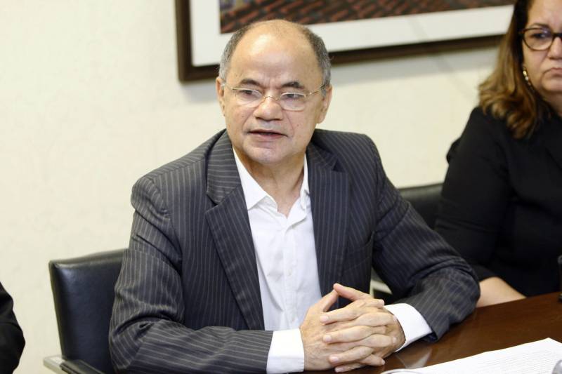 Uma comissão do Governo do Pará foi recebida, nesta segunda-feira (9), no Tribunal de Contas do Pará (TCE) pela presidente do órgão, Lourdes Lima e por um grupo de conselheiros para fazer a entrega do Balanço Geral do Estado (BGE), documento com os resultados alcançados durante o exercício de 2017 pelo Estado. Ao TCE ficará a missão de analisar e emitir um parecer sobre os dados do relatório, que em seguida, será apreciado e passará por aprovação da Assembleia Legislativa do Pará (Alepa). O Balanço retrata a execução orçamentária, financeira e patrimonial do Estado, englobando 87 órgãos e entidades da Administração Direta, Autarquias, Fundações, Fundos e Empresas Estatais que compõem os orçamentos: Fiscal, da Seguridade Social e de Investimentos. No montante, o Estado obteve um resultado orçamentário positivo no valor de R$ 590 milhões, resultado da realização de receita no montante de R$ 23,123 bilhões e da execução da despesa, no total de R$ 22,533 bilhões. Na foto, titular da Secretária de Estado de Planejamento (Seplan), José Colares.
FOTO: THIAGO GOMES / AG. PARÁ
DATA: 09.04.2018
BELÉM - PARÁ <div class='credito_fotos'>Foto: Thiago Gomes /Ag. Pará | <a href='/midias/2018/originais/8c501b6f-76aa-4c0d-b8ed-5a4e0d16512b.jpg' download><i class='fa-solid fa-download'></i> Download</a></div>