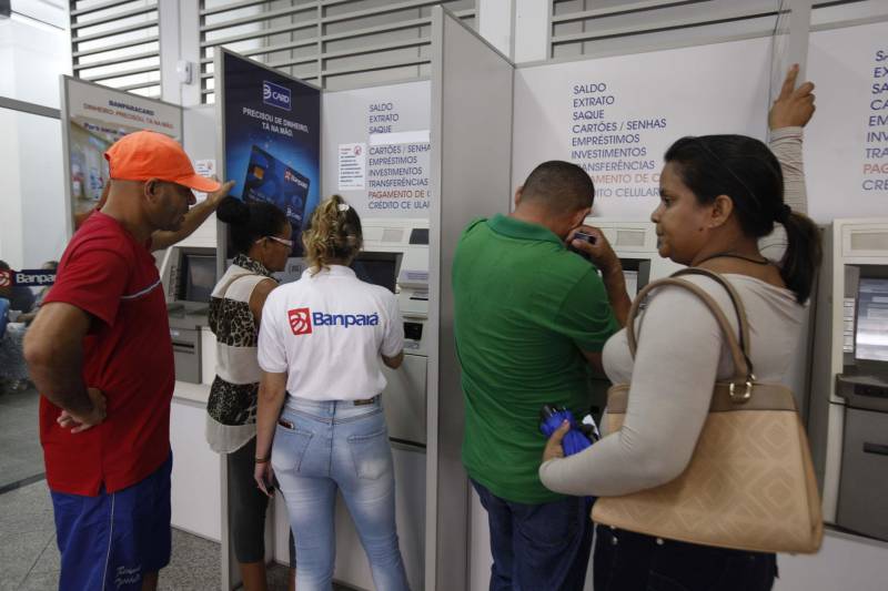 O Governo do Estado inicia o pagamento dos salários (foto) de maio dos funcionários públicos estaduais, da administração direta e indireta, na próxima sexta-feira (25). Os primeiros a receber, de acordo com o cronograma da Secretaria de Estado de Administração (Sead), são os inativos civis e militares, pensionistas civis e militares e pensionistas especiais da Sead. O cronograma encerra no dia 30, com os servidores da Secretaria de Estado de Educação (Seduc) da capital e do interior.
FOTO: RODOLFO OLIVEIRA / AG. PARÁ
DATA: 14.02.2017
BELÉM - PARÁ <div class='credito_fotos'>Foto: Rodolfo Oliveira/Ag. Pará | <a href='/midias/2018/originais/8c5206c8-3e70-42cc-809b-2751ad61aecd.jpg' download><i class='fa-solid fa-download'></i> Download</a></div>