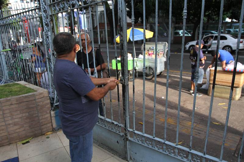 Um total de 9011 candidatos fizeram as provas para concorrer a 500 vagas para agente prisional da Superintendência do Sistema Penitenciário do Estado (Susipe), neste domingo, 18. No total, 11.835 candidatos estavam inscritos para o concurso, que é o primeiro da instituição para o cargo.
FOTO: CRISTINO MARTINS / AG. PARÁ
DATA: 18.03.2018
BELÉM - PARÁ <div class='credito_fotos'>Foto: Cristino Martins/Ag. Pará | <a href='/midias/2018/originais/8c602c5e-f328-4462-b15c-0df4ac5fbb5a.jpg' download><i class='fa-solid fa-download'></i> Download</a></div>