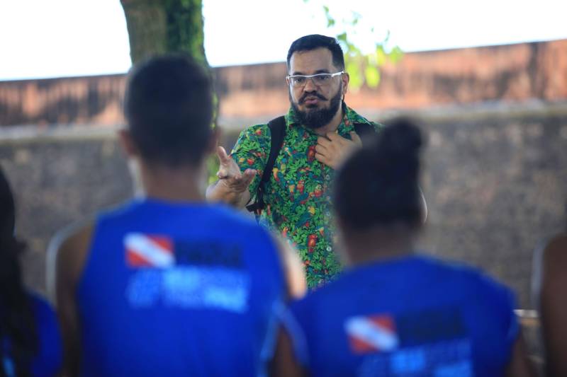 Criado em 2004, o projeto tem o objetivo de auxiliar crianças e jovens dos 8 aos 18 anos, em um período complementar à escola. O programa atende uma média de 2.500 alunos por ano em sete bairros de Belém. São oferecidas atividades de artes, esporte, cultura e lazer. Mas com a intenção de diminuir a evasão escolar, o Pro Paz oferece formas lúdicas de ensino de disciplinas tradicionais como matemática, português e história, como a palestra com o historiador na manhã desta sexta-feira. “Esse trabalho surgiu com o objetivo da prevenção. Queremos tirar esses alunos atendidos da rua, da vulnerabilidade social. Quando eles não estão na escola, eles estão com a gente, protegidos, desenvolvendo atividades e descobrindo suas potencialidades”, disse Mônica Altman, presidente do Pro Paz. Na foto, o historiador Aldrin Figueiredo.
FOTO: MÁCIO FERREIRA /AG. PARÁ
DATA: 11.05.2018
BELÉM - PARÁ <div class='credito_fotos'>Foto: MÁCIO FERREIRA/ AG. PARÁ | <a href='/midias/2018/originais/8c628b0e-60a3-4398-85f3-612009cf0e61.jpg' download><i class='fa-solid fa-download'></i> Download</a></div>