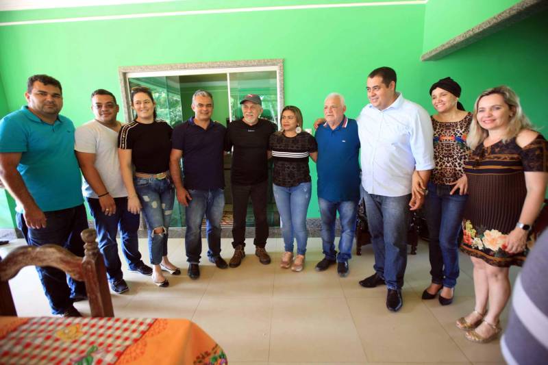 O governador Simão Jatene está no município de Bragança, nordeste do Estado, neste sábado (19), para visitar algumas das localidades atingidas pelas enchentes provocadas pelas chuvas do início da semana. A Defesa Civil Estadual está articulando as secretarias de Estado para atender às pessoas afetadas pelos alagamentos. Até o momento são três famílias desabrigadas e mais de três mil pessoas afetadas, principalmente na comunidade de Maranhãozinho. A prefeitura decretou estado de alerta. Uma sala de situação foi montada no município para o gerenciamento das ações que atendem às famílias. Na foto, o governador Simão Jetene em visita a unidade do Pro Paz no município.
FOTO: RODOLFO OLIVEIRA / AG. PARÁ
DATA: 19.05.2018
BRAGANÇA - PARÁ <div class='credito_fotos'>Foto: Rodolfo Oliveira/Ag. Pará | <a href='/midias/2018/originais/8c63b393-77c5-456b-a68f-9d82e14aee6d.jpg' download><i class='fa-solid fa-download'></i> Download</a></div>