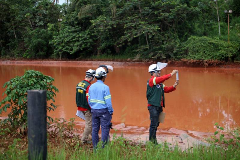 A Secretaria de Estado de Meio Ambiente e Sustentabilidade (Semas) notificou oficialmente a Hydro, na tarde desta terça-feira (27), por conta do não cumprimento do prazo de 48 horas dado na sexta-feira (23) pelo governo para que a empresa reduzisse os níveis das bacias de resíduos ao nível de, pelo menos, um metro, conforme determina a legislação ambiental. A notificação foi entregue por técnicos da Semas na sede da refinaria, em Barcarena, a 112 quilômetros de Belém. A determinação é que a produção seja reduzida pela metade.
FOTO: THIAGO GOMES / AG PARÁ
DATA: 27.02.2018
BARCARENA - PARÁ <div class='credito_fotos'>Foto: Thiago Gomes /Ag. Pará | <a href='/midias/2018/originais/8c6909a6-7707-4119-a1a6-30d83aaba2da.jpg' download><i class='fa-solid fa-download'></i> Download</a></div>