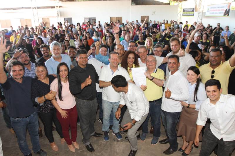 O município de Jacundá, no sudeste paraense, recebeu nesta sexta-feira (6) importantes investimentos em segurança e infraestrutura. O Governo do Estado repassou para o policiamento do município 5 viaturas e 2 veículos para o reforço das ações Departamento de Trânsito do Estado (Detran). Foi entregue ainda a ordem de serviço para a pavimentação asfáltica de cinco quilômetros de vias, na ordem de R$ 3 milhões. A cerimônia foi no salão paroquial da Igreja de Nossa Senhora do Perpetuo Socorro, conduzida pela secretária de Municípios Sustentáveis, Izabela Jatene, que representou o governador Simão Jatene, e contou com a participação de representantes de parlamentares, lideranças comunitárias, entre outras autoridades municipais.
FOTO: CRISTINO MARTINS / AG. PARÁ
DATA: 06.07.2018
JACUNDÁ - PARÁ <div class='credito_fotos'>Foto: Cristino Martins/Ag. Pará | <a href='/midias/2018/originais/8c69c38b-4331-4e42-8f0a-911c407b29fa.jpg' download><i class='fa-solid fa-download'></i> Download</a></div>