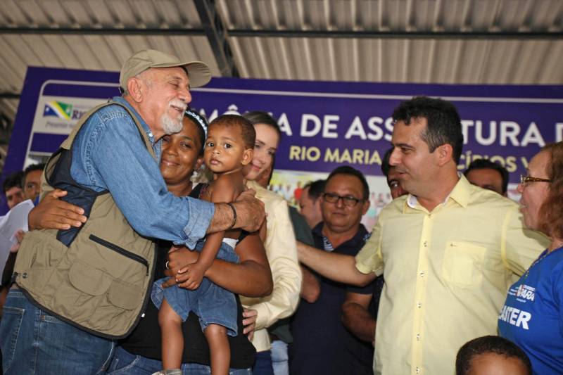 Onze municípios do sul e sudeste paraense recebem recursos do Estado para recuperar ruas e vicinais atingidas pelas enchentes e fortes chuvas que caem na região. Em agenda oficial nesta sexta-feira (6), o governador Simão Jatene assinou, pela manhã, no Parque de Exposições Valeu Boi Leilões, em Rio Maria, os convênios que garantem o repasse de cerca de R$ 4 milhões. As obras de caráter emergencial serão executadas pelas prefeituras em parceria com a Secretaria de Estado de Transportes (Setran). O objetivo é recuperar a trafegabilidade nessas localidades e assegurar o direito de ir e vir da população. Na manhã desta sexta, foram assinados nove convênios (foto), com os municípios de Redenção, Pau D’Arco, São Félix do Xingu, Santa Maria das Barreiras, Tucumã, Água Azul do Norte, Xinguara, Bannach e Rio Maria. Além da Setran, participam da ação o Centro Regional de Governo do Sudeste do Pará e a Defesa Civil. “O valor do investimento em cada município vai depender da necessidade verificada pelas equipes do Estado e das prefeituras. O recurso não será usado para reconstruir vias, mas para restabelecer a trafegabilidade”, disse o secretário de Transportes, Kléber Menezes.
FOTO: ANTÔNIO SILVA / AG. PARÁ
DATA: 06.04.2018
RIO MARIA - PARÁ <div class='credito_fotos'>Foto: Antônio Silva/Ag. Pará | <a href='/midias/2018/originais/8c6ae573-5274-46c7-818f-7d6fcf90e735.jpg' download><i class='fa-solid fa-download'></i> Download</a></div>