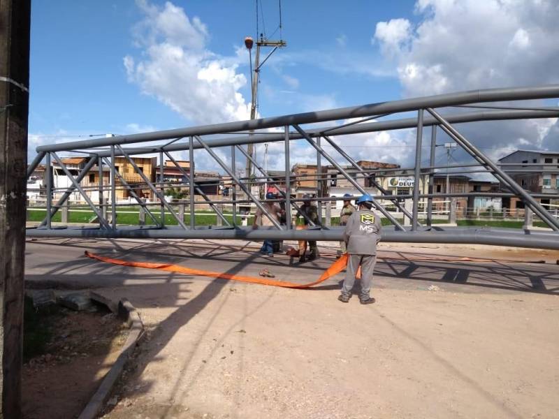 O acesso às margens do canal do Tucunduba, em Belém, ficará mais seguro para os moradores da área beneficiada pelo projeto de macrodrenagem que a Secretaria de Estado de Desenvolvimento Urbano e Obras Públicas (Sedop) executa na bacia do canal, para interligar os bairros da Terra Firme, Guamá, Canudos e Marco. Entre as etapas da obra ainda em curso, a empresa responsável iniciou na segunda-feira (4) a instalação de uma das passarelas (foto) previstas no projeto, na Passagem Napoleão Laureano, no trecho 01 – com 800 metros de extensão, desde a Rua São Domingos, na Terra Firme, até a Rua dos Mundurucus, no Guamá. A passarela, exclusiva para a travessia de pedestres, tem estrutura metálica e 31 metros, permitindo a passagem sobre o canal com segurança.

FOTO: ASCOM / SEDOP
DATA: 05.06.2018
BELÉM - PARÁ <div class='credito_fotos'>Foto: Ascom Sedop   |   <a href='/midias/2018/originais/8c6b2591-fa7d-48f5-935d-282f947e41fe.jpg' download><i class='fa-solid fa-download'></i> Download</a></div>