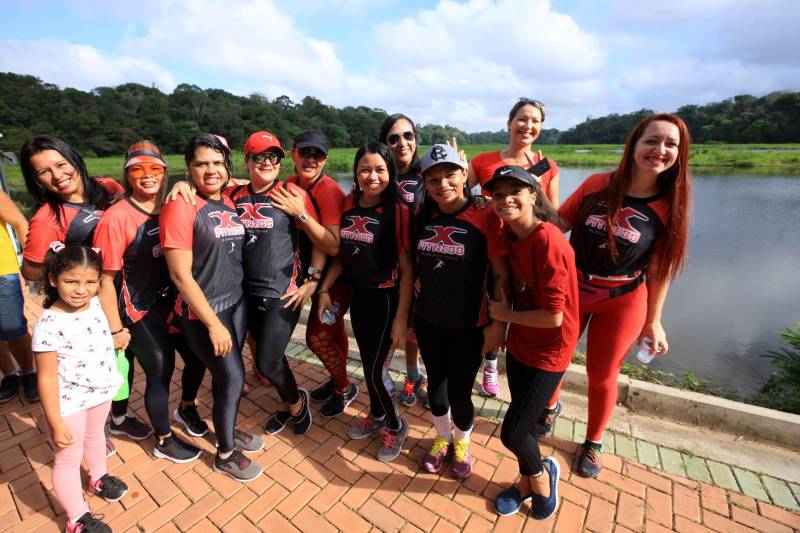 Uma reabertura feita a milhares de mãos. A fita inaugural colocada no inicio da trilha principal do Parque do Utinga foi rompida por mais de cinco mil pessoas ansiosas pelo inicio da caminhada, marcando o segundo dia da programação de reabertura do mais novo espaço paraense de lazer e interatividade com a natureza.
FOTO: MÁCIO FERREIRA / AG. PARÁ
DATA: 17.03.2018
BELÉM - PARÁ <div class='credito_fotos'>Foto: MÁCIO FERREIRA/ AG. PARÁ | <a href='/midias/2018/originais/8c6cab1d-5f4d-41c5-8e4d-7962b72317a8.jpg' download><i class='fa-solid fa-download'></i> Download</a></div>