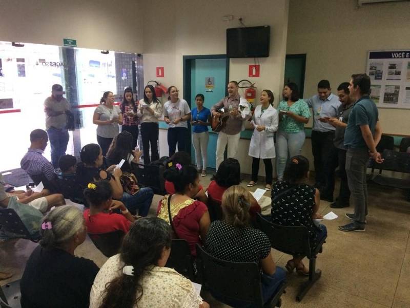 No Hospital Regional do Sudeste do Pará - Dr. Geraldo Veloso (HRSP), em Marabá (PA), desde um simples curativo a uma cirurgia de alta complexidade, o atendimento aos pacientes segue protocolos rigorosos. Essa rotina faz parte da cultura de segurança do paciente, disseminada a todos os profissionais que atuam na unidade, com o objetivo de evitar erros durante a assistência. Para reforçar a importância dessas medidas, neste mês, a unidade realizou a sua II Semana Multiprofissional, cujo tema foi 'Segurança do Paciente: Meta Pai D'égua'. A programação envolveu colaboradores de todos os setores, mesmo aqueles que não atuam diretamente na assistência. Segundo o diretor-geral da unidade, Valdemir Girato, essa integração é fundamental para a qualidade do atendimento. 'Quando se trata de assistência, é preciso que todos falem a mesma língua e estejam unidos em prol do bem-estar do paciente. A atenção a cada detalhe, protocolo e procedimento é essencial para um atendimento qualificado e seguro, e isso independe da função do profissional na unidade. Todos estão ali cumprindo uma mesma missão: cuidar de vidas', afirmou o gestor. Na foto, apresentação de música para usuários do hospital.
FOTO: ASCOM / HRSP
DATA: 21.05.2018
MARABÁ - PARÁ <div class='credito_fotos'>Foto: ASCOM HRSP | <a href='/midias/2018/originais/8c6e1184-0dfc-4930-a93c-a25404114be9.jpg' download><i class='fa-solid fa-download'></i> Download</a></div>