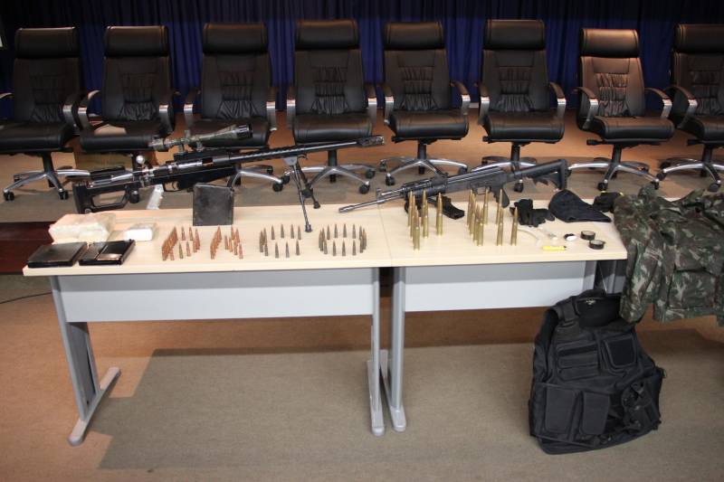 A Polícias Civil e Militar apresentaram, nesta segunda-feira (23), em entrevista coletiva, na Delegacia-Geral, em Belém, informações sobre a operação integrada que resultou na prisão do maranhense Adriano da Silva Brandão, conhecido como "Adriano Pânico" ou "General", considerado um dos maiores assaltantes de carros-fortes em atuação no Brasil e líder de um grupo especializado nesse tipo de modalidade criminosa. Com ele, os policiais apreenderam um fuzil AK 47 - arma de guerra -, dezenas de munições; dois coletes à prova de balas; quatro capuzes tipo "balaclava"; luvas; cordel detonador de explosivos; carregadores de armas e roupas camufladas . O material (foto) é usado em ataques a veículos de empresas de transporte de valores. Adriano é um dos envolvidos no ataque a dois carros-fortes da empresa Prosegur em 30 de novembro do ano passado, perto da fazenda Cedro, a 50 quilômetros da sede de Marabá, sudeste do Estado. Com a prisão de Adriano, três envolvidos no assalto estão presos, um morreu e outros três estão foragidos. Na ocasião, os veículos faziam o transporte de numerários para agências bancárias na região, quando a estrada foi bloqueada por um bando armado de cerca de oito homens em três carros.
FOTO: ASCOM / POLÍCIA CIVIL
DATA: 23.04.2018
BELÉM - PARÁ <div class='credito_fotos'>Foto: Ascom / Polícia Civil | <a href='/midias/2018/originais/8c738d89-28a5-4b04-86fb-95d90f920de6.jpg' download><i class='fa-solid fa-download'></i> Download</a></div>