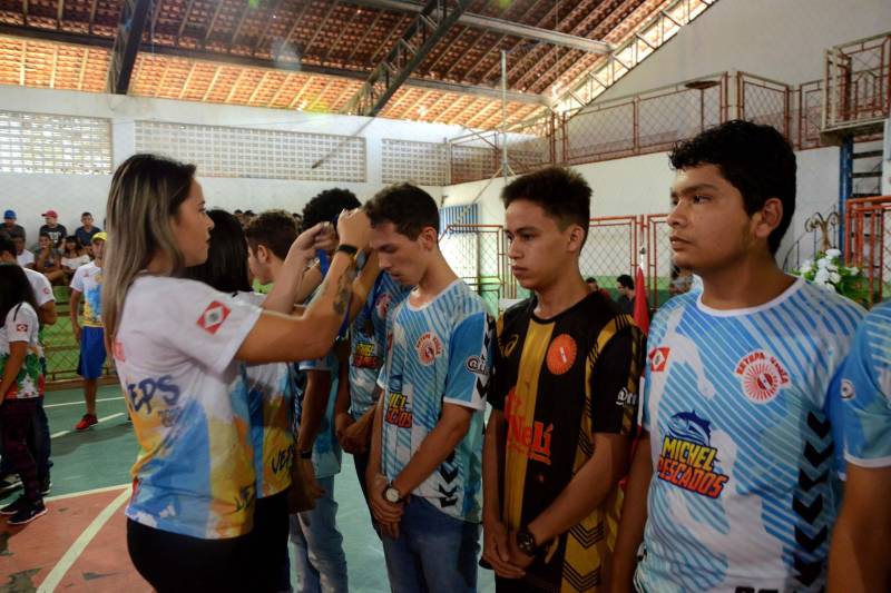 As escolas estaduais dos municípios de Vigia, Augusto Corrêa e Benevides venceram a primeira regional dos Jogos Estudantis Paraenses (Jeps), que chegou ao fim neste sábado, 5, em Vigia de Nazaré, no nordeste paraense, após cinco dias de competição. As vagas no Handebol Masculino e Feminino B (atletas de 15 a 17 anos) ficaram com as escolas de Vigia: Escola Técnica de Vigia (EETEPA) e Escola Estadual Bertoldo Nunes, respectivamente. Também no Handebol Feminino, categoria A (12 a 14 anos), a vitória foi da Escola Barão do Guajará, de Vigia. Os Jeps ocorrem há 60 anos por iniciativa do Governo do Estado por meio do Núcleo de Esporte e Lazer (NEL) da Secretaria de Estado de Educação (Seduc), com apoio das prefeituras municipais.
FOTO: FERNANDO NOBRE / ASCOM SEDUC
DATA: 05.05.2018
VIGIA - PARÁ <div class='credito_fotos'>Foto: FERNANDO NOBRE/ASCOM SEDUC | <a href='/midias/2018/originais/8c7cc81b-ceb4-48a9-b272-dfffa45e6071.jpg' download><i class='fa-solid fa-download'></i> Download</a></div>