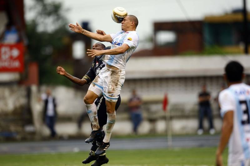 O Clube do Remo venceu o Paysandu por 2 a 1 na tarde deste domingo, partida realizada no Estádio Mangueirão, e largou na frente pelo título do Campeonato Paraense de 2018.
FOTO: THIAGO GOMES / AG. PARÁ
DATA: 01.04.2018
BELÉM - PARÁ <div class='credito_fotos'>Foto: Thiago Gomes /Ag. Pará | <a href='/midias/2018/originais/8c8993d6-9850-42a8-91aa-e6c930bbf224.jpg' download><i class='fa-solid fa-download'></i> Download</a></div>