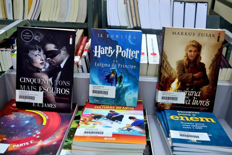 “A menina que roubava livros”, de Markus Zusar; “A culpa é das estrelas”, de John Green, “Budapeste”, de Chico Buarque, “Cem anos de solidão” de Gabriel Garcia Marquez e toda a saga do mago Harry Potter. Esses são apenas alguns dos quase mil títulos (foto) que foram adquiridos recentemente pela coordenação da Biblioteca Pública Arthur Vianna para fazer frente à política de renovação anual dos títulos da maior Biblioteca do norte do Brasil. De acordo com Semias Araújo, técnico em gestão cultural da Fundação Cultural do Pará (FCP), a escolha dos novos títulos não foi aleatória. “Esse levantamento a gente faz por pesquisa na própria biblioteca. Lá tem sempre uma caixinha de sugestão e o feedback dos usuários, que geralmente perguntam pela obra, se ela está lá. Com essas informações vamos fazendo uma relação para futuramente ver a possibilidade da compra”, explicou.
FOTO: ASCOM / FCP
DATA: 05.07.2018
BELÉM - PARÁ <div class='credito_fotos'>Foto: ASCOM FCP | <a href='/midias/2018/originais/8c8d8221-4038-4230-90b2-fd75334d2b09.jpg' download><i class='fa-solid fa-download'></i> Download</a></div>