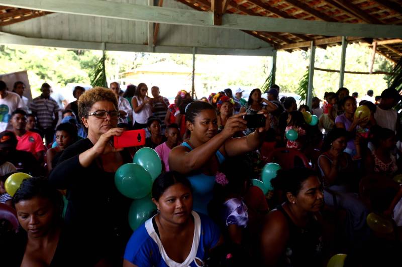 “Ter a posse da terra é a certeza de que nunca iremos perder o nosso direito, que nossos filhos e nossos netos poderão dar continuidade a nossa história em segurança. Foram anos de luta até chegar esse dia, agraciados com a assinatura do nosso título de terra. Só temos a agradecer a todos que fizeram parte disso e a cada um que lutou junto para que hoje isso se tornasse realidade”. A fala emocionada foi de seu Mário Araújo Silva, presidente da Associação Remanescente de Quilombo Espírito Santo, localizada no município do Acará, no nordeste do Estado. Ele assinou, neste sábado (24), junto com o governador Simão Jatene, o título que dá a posse da terra a comunidade. A fala do presidente traduz o sentimento das dezenas de famílias que moram no local, que agora tem a posse legítima do local onde seus antepassados viveram. “Sou filho de mãe negra. Nasci aqui como minha vó, bisavó, que fazem parte da história dessa comunidade que já existe a mais de 300 anos.
FOTO: SIDNEY OLIVEIRA / AG. PARÁ
DATA: 24.03.2018
ACARÁ - PARÁ <div class='credito_fotos'>Foto: Sidney Oliveira/Ag. Pará | <a href='/midias/2018/originais/8c904161-1afc-4bd2-bdca-2f82b80a5833.jpg' download><i class='fa-solid fa-download'></i> Download</a></div>