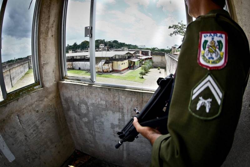Desde o último dia 21 de dezembro a segurança nas casas penais localizadas na Região Metropolitana de Belém e em alguns municípios do interior ganhou reforço para o período das festas de fim de ano. A medida integra a Operação “Boas Festas 2015”, que reúne os órgãos do Sistema de Segurança Pública e Defesa Social do Estado do Pará.
FOTO: THIAGO GOMES / ASCOM SUSIPE
DATA: 30.12.2015
BELÉM - PARÁ <div class='credito_fotos'>Foto: Thiago Gomes /Ag. Pará | <a href='/midias/2018/originais/8c92ed29-ab75-49bf-b373-6d6e43a9a375.jpg' download><i class='fa-solid fa-download'></i> Download</a></div>