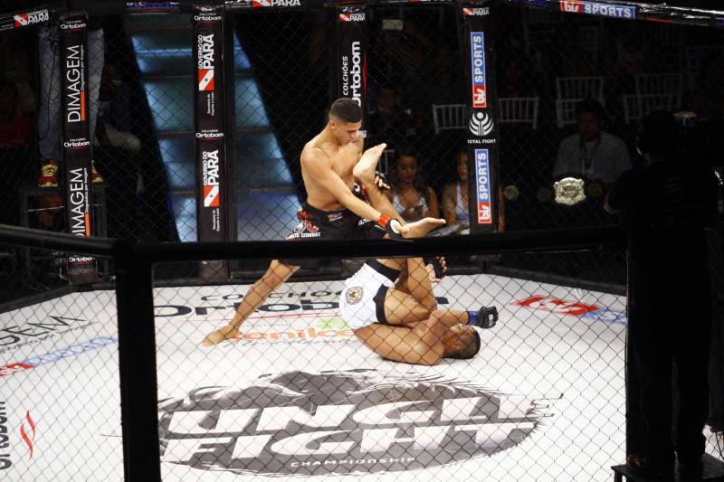 O mundo do MMA conheceu neste sábado os novos guerreiros paraenses. Dos 34 lutadores que entraram no octógono do Jungle Fight 93, 31 representaram o estado. Destaque para Ivanildo Monstrinho e Francisco Figueiredo, que conquistaram os cinturões interinos das categorias 57kg e 61kg, respectivamente, diante do público que lotou o Centro de Convenções da Amazônia – Hangar, com apoio da Secretaria de Estado de Esporte e Lazer.
FOTO: THIAGO GOMES / AG. PARÁ
DATA: 28.04.2018
BELÉM - PARÁ <div class='credito_fotos'>Foto: Thiago Gomes /Ag. Pará | <a href='/midias/2018/originais/8c966335-e37a-4858-9bd1-aa885fa0c864.jpg' download><i class='fa-solid fa-download'></i> Download</a></div>