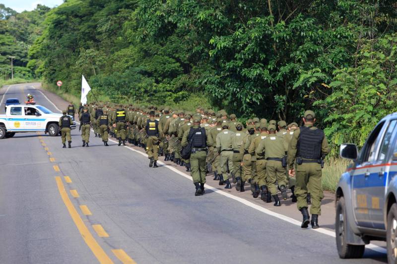 Cerca de 2.400 policiais militares que estão em processo de formação por meio dos Cursos de Formação de Praças (CFP), de Oficiais (CFO), de Habilitação de Oficiais (CHO) e de Adaptação de Oficiais (CHO). Durante a caminhada (foto), a Academia de Polícia Militar “Cel Fontoura” executou a primeira marcha administrativa para exercitar os pelotões do Curso de Formação de Oficiais (CFO) e do Curso de Adaptação de Oficiais da PMPA (CADO) nos deslocamentos a pé por longos percursos. A caminhada de 10 Km contou com a participação de 183 alunos da Academia de Polícia Militar.
FOTO: MÁCIO FERREIRA / AG. PARÁ
DATA: 15.02.2018
MARITUBA - PARÁ <div class='credito_fotos'>Foto: MÁCIO FERREIRA/ AG. PARÁ | <a href='/midias/2018/originais/8c98daae-3cb9-4d61-bac2-6801dbda6c02.jpg' download><i class='fa-solid fa-download'></i> Download</a></div>