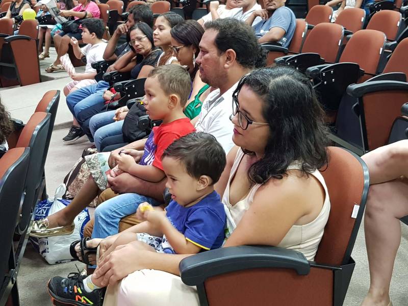 Muita gente aproveitou o final de semana para visitar o I Salão do Livro do Sul e Sudeste do Pará, que segue até o dia 6 de maio, no auditório do Carajás Centro de Convenções Leonildo Borges Rocha, em Marabá.
FOTO: KÉLIA SANTOS / CRGSP
DATA: 29.04.2018
MARABÁ - PARÁ <div class='credito_fotos'>Foto: KÉLIA SANTOS / ASCOM CRGSP | <a href='/midias/2018/originais/8c9d799a-42ab-4d2c-8fd8-cef2b9cd57b2.jpg' download><i class='fa-solid fa-download'></i> Download</a></div>