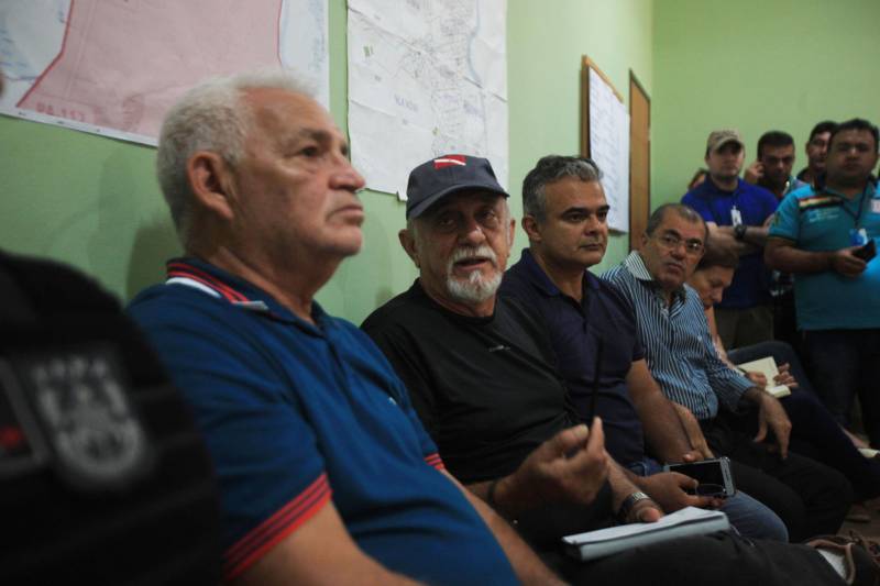 O governador Simão Jatene (camisa preta e boné) está no município de Bragança, nordeste do Estado, neste sábado (19), para visitar algumas das localidades atingidas pelas enchentes provocadas pelas chuvas do início da semana. A Defesa Civil Estadual está articulando as secretarias de Estado para atender às pessoas afetadas pelos alagamentos. Até o momento são três famílias desabrigadas e mais de três mil pessoas afetadas, principalmente na comunidade de Maranhãozinho. A prefeitura decretou estado de alerta. Uma sala de situação foi montada no município para o gerenciamento das ações que atendem às famílias.
FOTO: RODOLFO OLIVEIRA / AG. PARÁ
DATA: 19.05.2018
BRAGANÇA - PARÁ <div class='credito_fotos'>Foto: Rodolfo Oliveira/Ag. Pará | <a href='/midias/2018/originais/8ca0b914-1908-45e0-b8f5-a4cfcce4948e.jpg' download><i class='fa-solid fa-download'></i> Download</a></div>