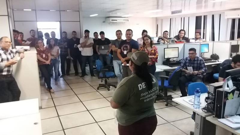Para marcar o início da “Operação Verão 2018”, a Coordenadoria de Educação do Departamento de Trânsito do Estado (Detran) mobilizou nesta sexta-feira (29) suas equipes em quatro pontos de Belém, para levar informação a condutores e pedestres. Logo cedo, quem procurou a sede do órgão (foto), localizada na Avenida Augusto Montenegro, foi abordado por agentes que distribuíram material sobre educação no trânsito. Além do salão principal, os agentes atuaram em outros setores do Detran, como a vistoria veicular e a área de exames, locais de grande acesso do público. A ação se repetiu no Polo Pró Paz do Mangueirão (Estádio Olímpico do Pará) e na sede da Secretaria de Estado da Fazenda (Sefa), na Avenida Visconde de Souza Franco, das 8 às 12 h. No Shopping Bosque Grão-Pará, a ação começou às 12 h e se estenderá até às 18 h.
FOTO: ASCOM / DETRAN
DATA: 29.06.2018
BELÉM - PARÁ <div class='credito_fotos'>Foto: ASCOM DETRAN | <a href='/midias/2018/originais/8ca42079-c27c-4ccb-b2a1-bb8ab2d9d8bf.jpg' download><i class='fa-solid fa-download'></i> Download</a></div>