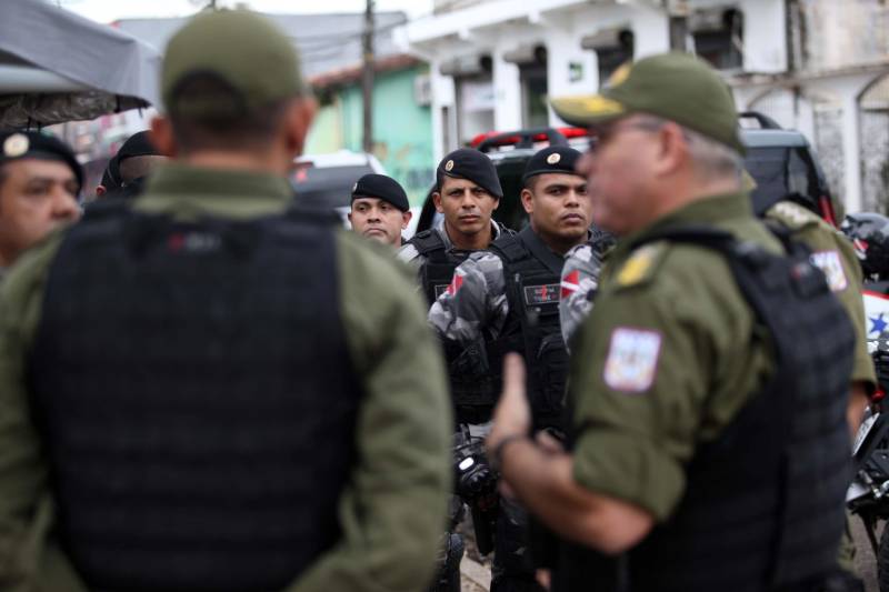A Polícia Militar do Estado iniciou nesta segunda-feira, 30, a operação Sáfara 3, de combate à criminalidade na Grande Belém. Duas áreas de grande incidência criminal Guamá e Tapanã, foram priorizadas nesse primeiro dia de operação. A partir do bairro do Guamá, os policiais percorreram áreas dos bairros da Terra Firme e Jurunas. A partir do Tapanã, foram atendidas áreas da Pratinha, Bengui e Parque Verde. A escolha dos locais teve por base ocorrências criminais monitoradas pela inteligência da Polícia Militar. Só nos bairros do Bengui e Cabanagem, no mês de abril, foram contabilizados onze homicídios.
FOTO: THIAGO GOMES / AG. PARÁ
DATA: 30.04.2018
BELÉM - PARÁ <div class='credito_fotos'>Foto: Thiago Gomes /Ag. Pará | <a href='/midias/2018/originais/8cac9ae6-e62c-45ef-ba5f-5b7dd1f5363f.jpg' download><i class='fa-solid fa-download'></i> Download</a></div>