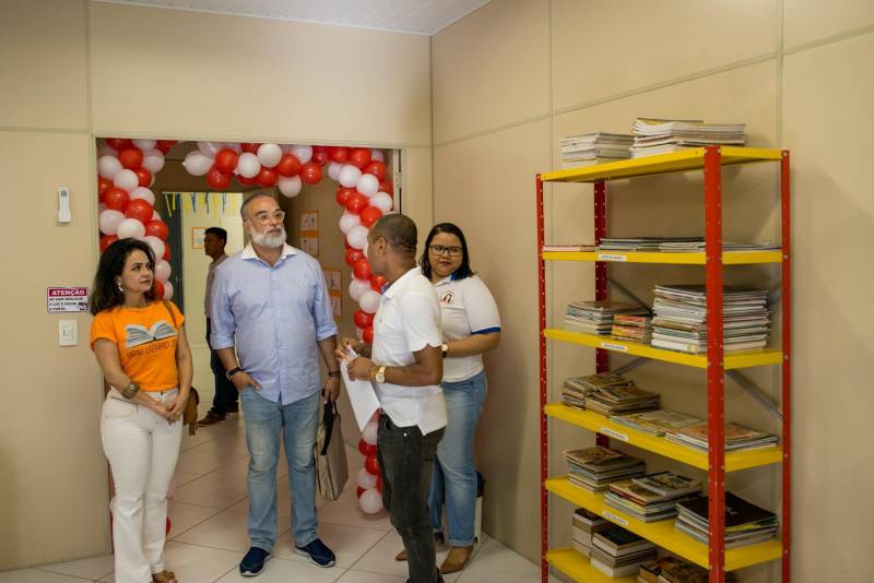 “A cultura tem o poder de emocionar”. A frase dita pela professora Ruth Valin marcou o tom do Sarau Literário na manhã desta sexta-feira, 8, no Preventório Santa Terezinha, no bairro do Marco, em Belém, que contou com a presença do escritor paraense Daniel Leite, homenageado pelas crianças atendidas pela instituição e os alunos da Escola Estadual Santa Terezinha, que funciona no mesmo prédio. Elas cantaram músicas infantis e recitaram trechos das obras “A história das crianças que plantaram um rio” e “A menina árvore”, de Daniel Leite, além de apresentar uma dramatização sobre a primeira obra. Muito concentrados e com a leitura bem ensaiada, os pequeninos emocionaram a todos, principalmente o escritor convidado para o sarau. Segundo a professora Odinéia Bastos, que orientou os alunos na leitura do livro “A história das crianças que plantaram um rio”, elas soltaram a imaginação durante a leitura da obra, e dessa viagem saíram desenhos, pinturas, colagens e poemas, que enfeitaram o auditório e os corredores da instituição, encantando a todos os presentes.
FOTO: FERNANDO SETTE CÂMARA / ASCOM IOE
DATA: 08.06.2018
BELÉM - PARÁ <div class='credito_fotos'>Foto: FERNANDO SETTE CÂMARA / ASCOM IOE | <a href='/midias/2018/originais/8cad4a68-e7d8-42f9-adb7-eed48facecd4.jpg' download><i class='fa-solid fa-download'></i> Download</a></div>