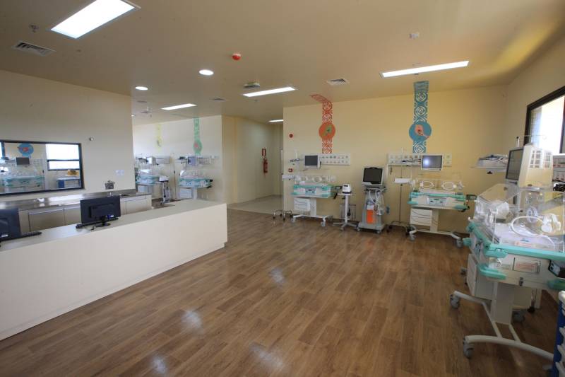 O governador Simão Jatene fez neste domingo (30), às 11 h, uma visita técnica (foto) às instalações do novo Hospital Abelardo Santos, no Distrito de Icoaraci, na Região Metropolitana de Belém. Como fez em Capanema (nordeste do Pará), no novo Hospital Regional dos Caetés, o governador convidou pessoas da comunidade para acompanhá-lo na visita. O objetivo foi mostrar à população que o hospital está pronto para ser inaugurado. "Alguns pequenos detalhes, obrigatórios para a entrada em funcionamento de qualquer hospital, ainda precisam ser feitos, como a assepsia dos ambientes e a calibragem dos equipamentos. Mas o ‘Abelardo’ está pronto, e já é o maior hospital da Região Metropolitana", disse o governador.

FOTO: CRISTINO MARTINS / AG. PARÁ
DATA: 30.12.2018
ICOARACI - PARÁ <div class='credito_fotos'>Foto: Cristino Martins/Ag. Pará   |   <a href='/midias/2018/originais/8cb5ae60-3e00-46c2-a2b3-1b1e4c30e50e.jpg' download><i class='fa-solid fa-download'></i> Download</a></div>