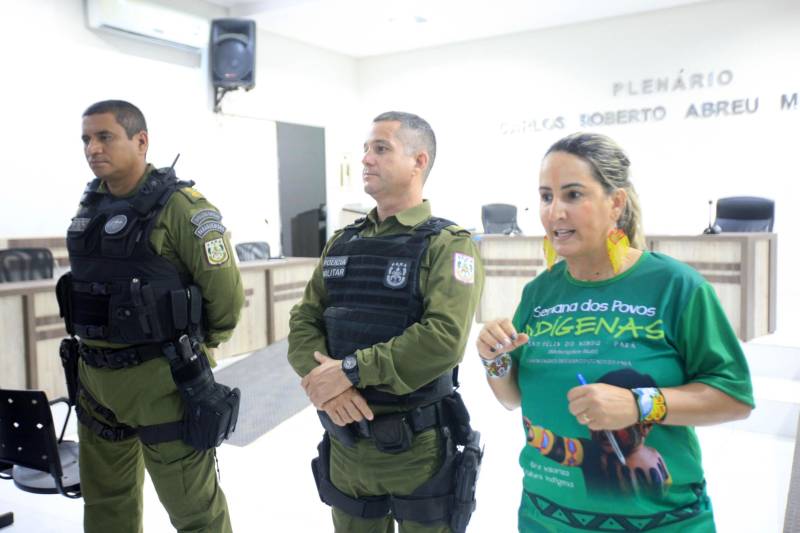 Semana dos Povos Indígenas. O maior evento do gênero no Estado começou neste domingo (15), com a chegada das cerca de 70 embarcações que se encontram no cruzamento dos rios Xingu e Fresco, na orla da cidade de São Félix do Xingu, sudeste do Pará. A reunião na Câmara Municipal é o momento em que os caciques discutem a programação, expõem anseios, dão sugestões e recebem os kits esportivos que serão usados durante os jogos. O encontro – quando também são repassadas orientações e informes sobre o esquema de segurança, as ações sociais e a dinâmica dos encontros – ocorre logo depois da chegada das tribos. Na foto, a organizadora do evento, Viviane Cunha.
FOTO: RODOLFO OLIVEIRA / AG. PARÁ
DATA: 15.04.2018
SÃO FÉLIX DO XINGU - PARÁ <div class='credito_fotos'>Foto: Rodolfo Oliveira/Ag. Pará | <a href='/midias/2018/originais/8cb7fa43-a501-4fcc-8639-8721008d89f2.jpg' download><i class='fa-solid fa-download'></i> Download</a></div>