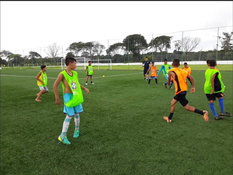 Na manhã de hoje (16) aproximadamente 150 meninos e meninas, com idades entre 9 a 13 anos, participaram do CBF Social, festival de futebol realizado pela Confederação Brasileira de Futebol e que este ano está na terceira edição em Belém. Dentre eles, 40 alunos do Pro Paz nos bairros (foto), polo Mangueirão participaram junto a outras crianças do Festival realizado no Centro Esportivo da Juventude (Ceju). “É sempre muito gratificante retornar à Belém, principalmente agora na final da Copa Verde. Estamos promovendo o Festival CBF Social, para que as crianças aprendam sobre valores, responsabilidade social e outras questões importantes, como a sustentabilidade, reciclagem e preservação ambiental. Deixamos um legado de conhecimento para elas, além, é claro dos materiais utilizados nas atividades. Só tenho agradecer a Fundação Pro Paz e ao Governo do Estado”, finalizou o gerente de desenvolvimento técnico, responsabilidade social e sustentabilidade da CBF, Diogo Netto. Com o objetivo de trabalhar temáticas sociais aliadas ao esporte, os alunos receberam ensinamentos sobre coletividade, respeito ao próximo e ao meio ambiente com a prática do futebol. As atividades relacionam as temáticas e fazem com que as crianças aprendam, brincando.
FOTO: EMANUELE CORRÊA / ASCOM PRO PAZ
DATA: 16.05.2018
BELÉM - PARÁ <div class='credito_fotos'>Foto: EMANUELE CORRÊA / ASCOM PRO PAZ | <a href='/midias/2018/originais/8cb9c8cd-2a46-49a4-8ce0-79d057e8d32f.jpg' download><i class='fa-solid fa-download'></i> Download</a></div>