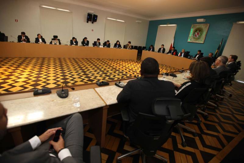Representantes de grandes empresas chinesas (foto) estão em Belém para prospectar novos investimentos em áreas como habitação, tecnologia, energia e infraestrutura. O grupo se reuniu na manhã desta quinta-feira (7) com o governador Simão Jatene, para conhecer mais detalhes sobre as potencialidades do Estado. O encontro ocorreu no Palácio do Governo e contou com a participação do titular da Secretaria de Estado de Desenvolvimento Econômico, Mineração e Energia (Sedeme), Eduardo Leão, do secretário de Estado de Transportes, Kleber Menezes, entre outras autoridades. Entre as empresas participantes está a China Communications Construction Company (CCCC), maior empresa chinesa de infraestrutura e líder mundial no segmento; a estatal chinesa China Railways Corporation (Crec) e a China Development Bank (CDB), banco de desenvolvimento do país asiático.
FOTO: ANTÔNIO SILVA / AG. PARÁ
DATA: 07.06.2018
BELÉM - PARÁ <div class='credito_fotos'>Foto: Antônio Silva/Ag. Pará | <a href='/midias/2018/originais/8cbd48a8-e64a-45a0-9c43-1d188b160a53.jpg' download><i class='fa-solid fa-download'></i> Download</a></div>