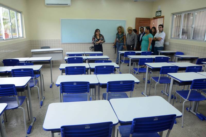 A Secretaria de Estado de Educação realizou na tarde desta terça-feira (04) visita para entrega de obra da Escola Estadual de Ensino Fundamental e Médio Dra. Ester Mouta (foto), no município de Ponta de Pedras, na Ilha do Marajó. “A toda a comunidade e munícipe de Ponta de Pedras, a Escola Ester Mouta”, entregou a Secretaria de Estado de Educação, Ana Claudia Serruya Hage. “Nos inauguramos a escola com padrão de qualidade e agora cabe a todos os alunos, diretores e professores zelarem por esta escola que é um patrimônio púbico e que certamente várias gerações ainda passarão por ela. E que possamos manter ainda mais a cultura e a educação elevada em Ponta de Pedras", frisou Ana Claudia.
FOTO: FERNANDO NOBRE / ASCOM SEDUC
DATA: 04.12.2018
PONTAS DE PEDRAS - PARÁ <div class='credito_fotos'>Foto: FERNANDO NOBRE/ASCOM SEDUC | <a href='/midias/2018/originais/8cccf3a0-cffa-4e0d-b59c-ef8fddbe7b0f.jpg' download><i class='fa-solid fa-download'></i> Download</a></div>