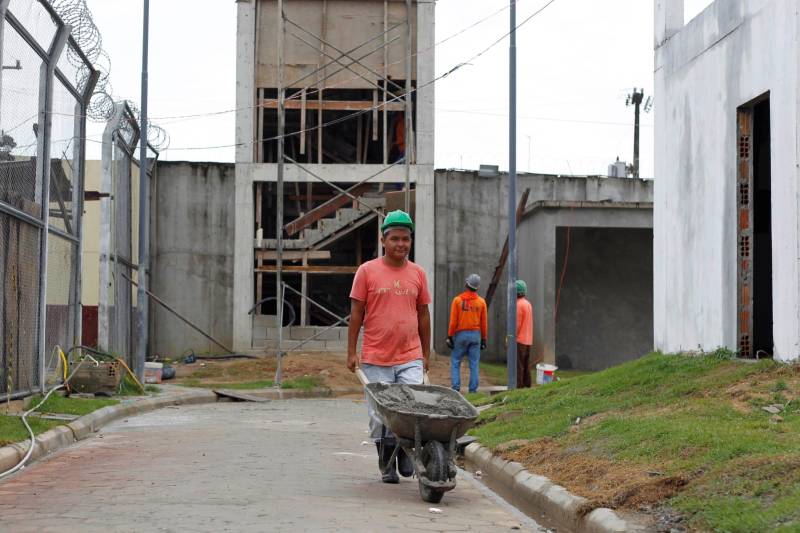 As obras da nova unidade prisional de Abaetetuba (foto) já estão em fase de conclusão. A nova casa penal terá capacidade para 306 internos e teve um custo de mais de R$ 10 milhões de reais. Os recursos contam com investimentos do Governo do Estado e também contrapartida do Fundo Penitenciário Nacional (Funpen), por meio do Ministério da Justiça. A nova unidade prisional contará com dois blocos carcerários, contendo 20 celas coletivas cada, sendo duas direcionadas à Pessoa com Deficiência (PCD). Terá ainda oito celas de isolamento, oito salas de visita íntima, consultório médico e odontológico, ambulatório, atendimento psicossocial, sala para tratamento penal, com apoio para advogados, Defensoria Pública e parlatório e contará também com três salas de aula, biblioteca e uma sala de informática.

FOTO: AKIRA ONUMA / ASCOM SUSIPE
DATA: 07.12.2018
ABAETETUBA - PARÁ <div class='credito_fotos'>Foto: Akira Onuma / Ascom Susipe   |   <a href='/midias/2018/originais/8cdc332c-1453-460d-ad38-0766fcf530ac.jpg' download><i class='fa-solid fa-download'></i> Download</a></div>