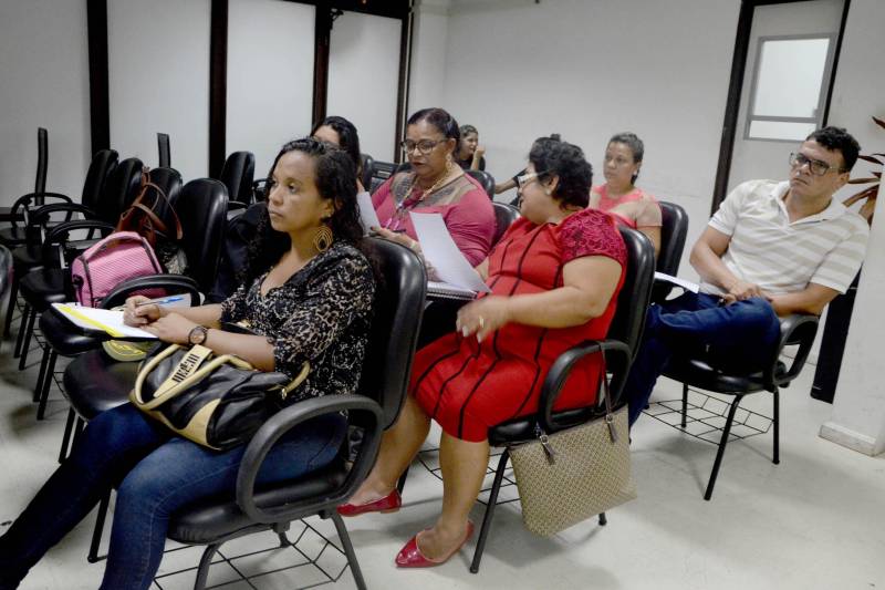 Gestores de Unidades Seduc na Escola (USEs) e de Unidades Regionais de Educação (UREs) da Região Metropolitana de Belém (RMB) deverão se reunir, nos próximos dias, com os comandantes de Batalhões e Companhias da Polícia Militar do Pará com o objetivo de traçar estratégias de enfrentamento à violência dentro das escolas. No primeiro momento, será realizado um diagnóstico das escolas que estão em situação mais vulnerável, para que a presença da polícia nessas unidades seja intensificada. A medida foi decidida na tarde de quarta-feira (28), durante reunião entre a PM e gestores para tratar do problema, na sede do comando da Polícia Militar, na Avenida Augusto Montenegro, em Belém.
FOTO: RAI PONTES / ASCOM SEDUC
DATA: 29.03.2018
BELÉM - PARÁ <div class='credito_fotos'>Foto: Rai Pontes/Ascom Seduc | <a href='/midias/2018/originais/8cdccd86-058f-4952-8bb8-b111f735a238.jpg' download><i class='fa-solid fa-download'></i> Download</a></div>
