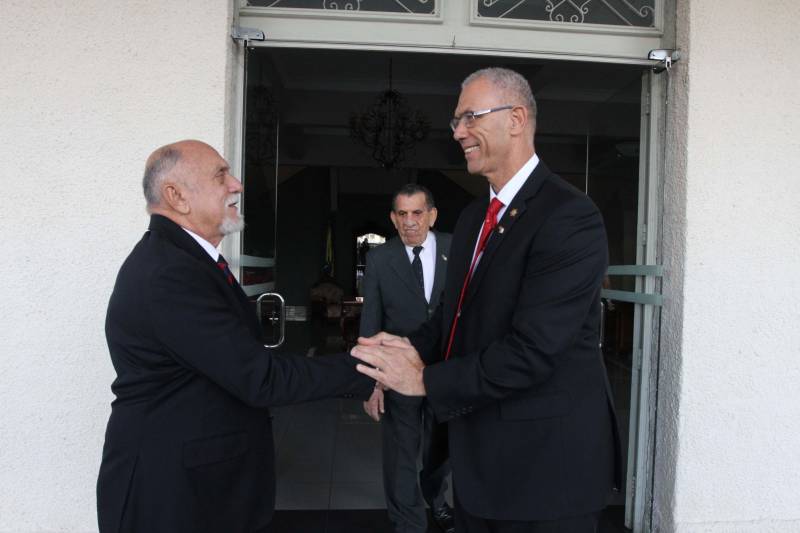Segurança, tecnologia, educação e recursos hídricos foram alguns dos temas em pauta durante encontro entre o governador Simão Jatene (e) e o embaixador de Israel no Brasil, Yossi Shelley (d), na tarde desta quarta-feira (13), no Palácio do Governo, em Belém. A reunião também contou presença do presidente do Centro Israelita do Pará, Marcos Soares e dos representantes da comunidade israelita, Ana Bentes Bloch e Elias Ramiro Bentes. Com a visita, o País do oriente médio busca estreitar as relações com o Estado e iniciar a construção de parcerias e cooperações em setores estratégicos como ciência, tecnologia e conhecimento. Entre os temas debatidos está a questão da segurança. Israel possui, por exemplo, uma grande expertise em tecnologias utilizadas na área. “Temos um grande conhecimento no que diz respeito à tecnologia para a segurança. Apresentamos algumas utilizadas em nosso País, como softwares de monitoramento, rastreamento, entre outros, que podem ser interessantes para o governo do Pará”, afirmou o embaixador Yossi Shelley. As possibilidades de contribuição também incluem intercâmbios e capacitação profissional na área.

FOTO: CRISTINO MARTINS / AG. PARÁ
DATA: 13.06.2018
BELÉM - PARÁ <div class='credito_fotos'>Foto: Cristino Martins/Ag. Pará   |   <a href='/midias/2018/originais/8ce228da-bb26-4bfb-9c4f-1e26267df8fe.jpg' download><i class='fa-solid fa-download'></i> Download</a></div>