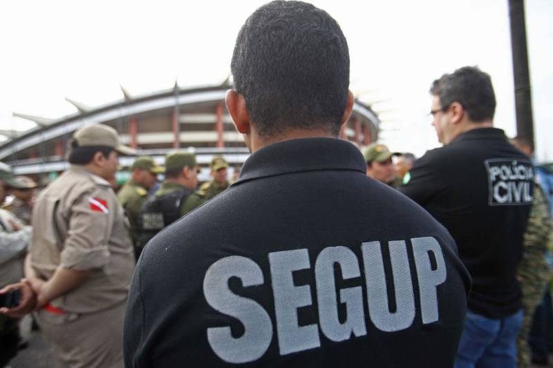 O jogo clássico entre Remo e Paysandu do próximo domingo, 01, pelo campeonato paraense de futebol terá uma ação de ordenamento por diversos órgãos ligados a segurança pública, municipal e estadual. A ação abrangerá a área ao entorno do Estádio Olímpico do Pará (foto). A Secretaria de Estado de Segurança Pública e Defesa Social (Segup) coordenará as ações. A operação denominada “Mangueirão” prevê a delimitação de atuação de vendedores ambulantes, proibição de veículos com sons automotivos ao redor do estádio, não permissão de barracas irregulares, seis pontos de bloqueios e dois para o ingresso de comerciantes e orientações. Haverá ainda delimitação de uma área de escape para o trânsito de veículos, caso ocorra alguma emergência.
FOTO: MARCELO LELIS / AG. PARÁ
DATA: 29.03.2018
BELÉM - PARÁ <div class='credito_fotos'>Foto: Marcelo Lelis / Ag. Pará | <a href='/midias/2018/originais/8ce8250e-7855-4dbd-99a1-0071917acb8b.jpg' download><i class='fa-solid fa-download'></i> Download</a></div>