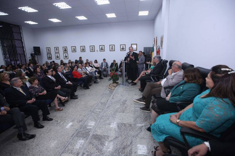 O Governo do Estado fez a entrega das novas instalações do prédio-sede da Procuradoria-Geral do Estado do Pará (PGE/PA), em Batista Campos, Belém, nesta quinta-feira (5). que envolvem obras de reforma e ampliação do órgão. Durante a cerimônia, o governador Simão Jatene assinou o Projeto de Lei que altera a Lei nº 6.813, de 25 de janeiro de 2017, que dispõe sobre a estruturação do Quadro de Apoio da PGE, a fim de ser encaminhado para apreciação à Assembleia Legislativa do Estado, em regime de urgência. O projeto propõe a transformação e a criação de novos cargos do quadro de servidores da atividade-meio, os quais poderão, inclusive, prestar apoio às atividades desenvolvidas pelos procuradores junto às secretarias de Estado. Os cargos serão ocupados por meio de concurso, na medida do interesse público e da disponibilidade orçamentária do Estado. As alterações propostas no Projeto de Lei devem-se às demandas judiciais expressivas das atividades da PGE e a anseios da categoria, como a reorganização da carreira em classes e referências, com definição de critérios para progressão e enquadramento funcional. A cerimônia teve a presença do procurador-geral do Estado, Ophir Cavalcante Junior (foto), presidente da Associação dos Procuradores do Estado do Pará (Apepa), Ary Lima Cavalcanti, presidente da Associação dos Servidores da Procuradoria-Geral do Estado do Pará (ASPGE), Brunna Valescka de Carvalho Silva, procuradores e servidores da instituição.
FOTO: CRISTINO MARTINS / AG. PARÁ
DATA: 05.04.2018
BELÉM - PARÁ <div class='credito_fotos'>Foto: Cristino Martins/Ag. Pará | <a href='/midias/2018/originais/8ce880c9-940e-42f4-9875-0624ff8bfcbe.jpg' download><i class='fa-solid fa-download'></i> Download</a></div>