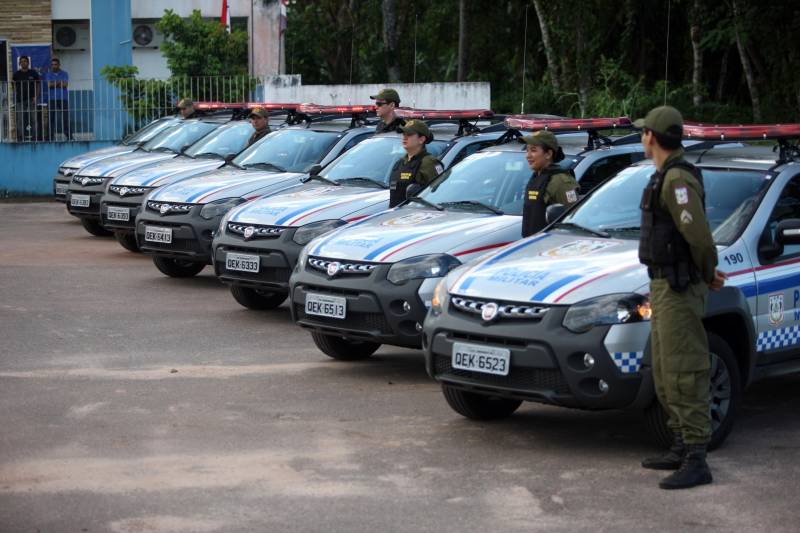 Os batalhões de Policiamento da PM de Barcarena e Abaetetuba (foto), no Baixo Tocantins, receberam na tarde desta quinta-feira (21), 14 viaturas e 20 motocicletas para o reforço da segurança pública nas cidades. Os dois municípios pertencem ao Comando de Policiamento Regional IX, que realiza o policiamento em 10 municípios da região. O CPR IX também está formando 134 novos policias que deverão ser integrados ao policiamento no mês de julho. Participaram da entrega o comandante geral da PM, coronel Hilton Benigno, o presidente da Assembleia Legislativa do Pará (Alepa), deputado estadual Márcio Miranda e os deputados Ana Cunha e Celso Sabino. O coronel Hilton Benigno comentou que toda a frota de veículos da PM foi renovada. “A renovação traz melhores condições de trabalho ao policial”, afirmou.
FOTO: THIAGO GOMES / AG. PARÁ
DATA: 21.06.2018
ABAETETUBA- PARÁ <div class='credito_fotos'>Foto: Thiago Gomes /Ag. Pará | <a href='/midias/2018/originais/8ce8e689-d9cd-428a-8714-afa547596ffd.jpg' download><i class='fa-solid fa-download'></i> Download</a></div>