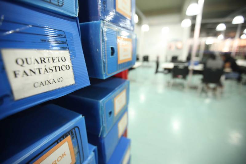 Ao entrar na Biblioteca Arthur Viana, localizada no Centro Cultural e Turístico Tancredo Neves (Centur), é possível visualizar e sentir as diferenças logo ao chegar. O espaço, que desde 2015 passava por reformas, está completamente pronto para sua reinauguração, que deve acontecer já na próxima semana. Iluminação adequada, climatização renovada, mudança de estantes e outros móveis que contribuíram para a ampliação do espaço, além de um verdadeiro upgrade em diversos espaços de convivência, serviços e estudos, trouxeram novos ares a centenária biblioteca.
FOTO: THIAGO GOMES / AG. PARÁ
DATA: 27.04.2018
BELÉM - PARÁ <div class='credito_fotos'>Foto: Thiago Gomes /Ag. Pará | <a href='/midias/2018/originais/8cf348a4-4c38-4a78-8792-2253cffe6172.jpg' download><i class='fa-solid fa-download'></i> Download</a></div>