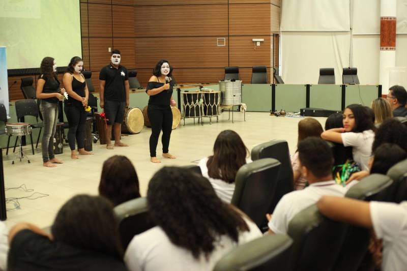 A culminância do Projeto Direitos Humanos em Cena e do Programa Trabalho Justiça e Cidadania (TJC), desenvolvidos com alunos da rede pública de ensino de Belém, ocorreu na manhã desta terça-feira (20). As ações são realizadas pelo Governo do Pará, por meio da Secretaria de Estado de Justiça e Diretos Humanos (Sejudh)/Coordenadoria de Enfrentamento ao Tráfico de Pessoas e ao Trabalho Escravo, em parceria com o Tribunal de Justiça do Pará e Associação dos Magistrados da Justiça do Trabalho (Amatra 8).
FOTO: WAGNER ALMEIDA / ASCOM SEJUDH
DATA: 20.11.2018
BELÉM - PARÁ
<div class='credito_fotos'>Foto: Wagner Almeida/ Ascom Sejudh | <a href='/midias/2018/originais/8d040a95-eceb-4ed4-a56c-ef1ebcf6cffc.jpg' download><i class='fa-solid fa-download'></i> Download</a></div>