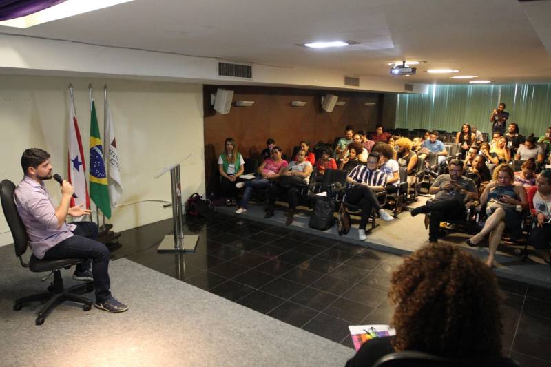 Defensoria Pública do Pará, Secretaria de Estado de Direitos Humanos e Justiça (Sejudh), Secretaria de Estado de Comunicação (Secom) e o Grupo Homossexual do Pará (GHP) realizaram, nesta terça-feira (3), a oficina "Diversidade e Mídia" para profissionais e estudantes de Comunicação”. O evento, que foi gratuito, teve como principal objetivo, contribuir para a diminuição de preconceitos e estigmas por quais passam os LGBTI+, colaborando para um melhor entendimento de termos e conceitos utilizados por esta população. A oficina contou com a participação de Symmy Larrat, paraense e liderança nacional do movimento LGBTI+ e que foi a primeira travesti a ocupar a função de coordenadora geral de Promoção dos Direitos LGBT (Lésbicas, Gays, Bissexuais, Travestis e Transexuais), da Secretaria de Direitos Humanos da Presidência da República. Para Larrat, os meios de comunicação são um importante canal quando bem utilizados para o enfrentamento da “narrativa de ódio” que coloca a existência LGBTI+ como pecado ou vergonha, com discursos que aumentam a exclusão desta população. Na foto, o secretário de estado de comunicação, Daniel Nardin.
FOTO: CRISTINO MARTINS / AG. PARÁ
DATA: 03.07.2018
BELÉM - PARÁ <div class='credito_fotos'>Foto: Cristino Martins/Ag. Pará | <a href='/midias/2018/originais/8d0a5fa3-6bc3-43df-ac44-cd464b19027a.jpg' download><i class='fa-solid fa-download'></i> Download</a></div>