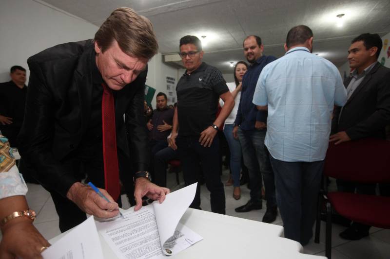 Trinta Conselhos Tutelares do Pará ganharam equipamentos para melhorar o atendimento e garantir os direitos das crianças e dos adolescentes no Estado em cerimônia realizada nesta quinta-feira (05) no auditório da Secretaria de Estado de Assistência Social, Trabalho, Emprego e Renda (Seaster). Durante a manhã foram entregues 39 kits para conselhos de 30 municípios. Cada kit é formado por veículo, geladeiras e computadores. Os veículos, entre carros e lanchas, darão infraestrutura de locomoção necessária e adequada para o desempenho das ações do órgão. Os equipamentos foram adquiridos pelo Governo do Pará por meio de emenda parlamentar do deputado Arnaldo Jordy e ajudarão a equipar e reestruturar a rede do Sistema de Garantia de Diretos da Criança e do Adolescente do Estado. Ao todo foram entregues 37 carros, duas lanchas, 39 geladeiras e 78 computadores. Na foto, o prefeito de Brasil Novo, Alexandre Lunelli.
FOTO: SIDNEY OLIVEIRA / AG. PARÁ
DATA: 05.07.2018
BELÉM - PARÁ <div class='credito_fotos'>Foto: Sidney Oliveira/Ag. Pará | <a href='/midias/2018/originais/8d0b554f-59d2-4f8e-8b34-57b0875dba77.jpg' download><i class='fa-solid fa-download'></i> Download</a></div>