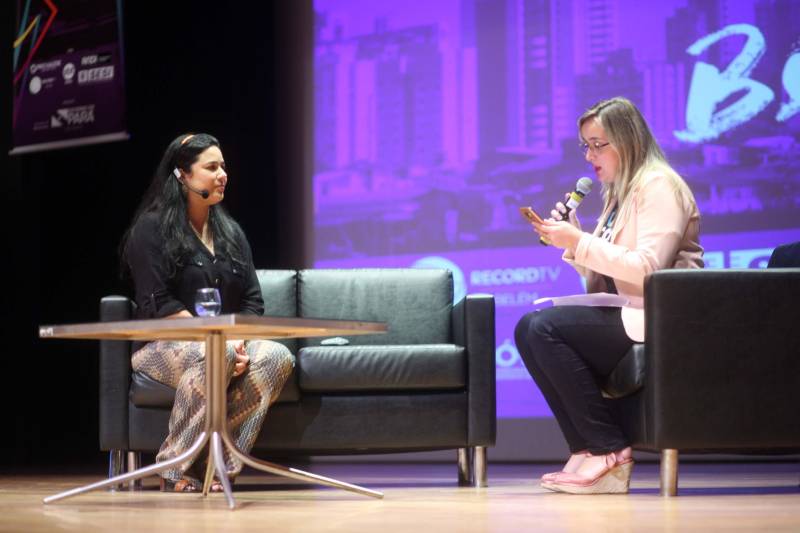 Todas as pessoas que deixaram o teatro onde acontece o Publicom Belém 2018 saíram animadas com o primeiro dia de evento, que encerrou às 20h desta segunda-feira (11). Ter a oportunidade de conhecer mais sobre temas atuais, conhecer de perto profissionais de sucesso da área de comunicação e trocar experiências com estudantes e outros profissionais da área foram os benefícios mais citados por quem participou do evento, que já acontece desde 2013. Na foto, palestra da jornalista Luciana Abade.
FOTO: THIAGO GOMES / AG. PARÁ
DATA: 11.06.2018
BELÉM - PARÁ <div class='credito_fotos'>Foto: Thiago Gomes /Ag. Pará | <a href='/midias/2018/originais/8d207d5f-9c63-4009-8f98-9f74eb0d8cbd.jpg' download><i class='fa-solid fa-download'></i> Download</a></div>