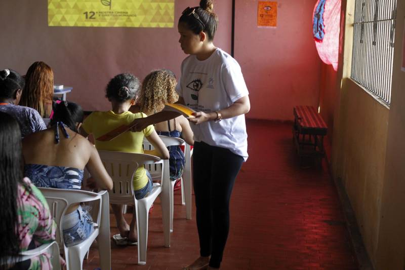 Com objetivo de usar o audiovisual para ampliar espaços de informação e debate sobre Direitos Humanos, a organização da 12ª Mostra de Cinema e Direitos Humanos fez uma sessão especial no Centro de Recuperação Feminino (CRF) de Ananindeua, nesta quarta-feira (21). Além da exibição de um curta e um longa-metragem, a programação teve ainda um bate-papo sobre os filmes e a distribuição de cartilhas sobre direitos humanos.
FOTO: AKIRA ONUMA/ASCOM SUSIPE
DATA: 21.11.2018
ANANINDEUA - PARÁ <div class='credito_fotos'>Foto: Akira Onuma / Ascom Susipe | <a href='/midias/2018/originais/8d263487-a8ae-4b8d-924f-88512c020428.jpg' download><i class='fa-solid fa-download'></i> Download</a></div>