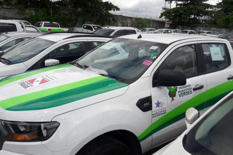 Mais de 90 municípios serão atendidos, nesta quinta-feira (22), com a entrega de 188 bens e dois novos sistemas de gestão ambiental, o Sistema de Alerta do Desmatamento – LDI Automatizado e a Plataforma Simples Ambiental. No total, serão doados 68 caminhonetes, 99 notebooks e 21 projetores multimídia, distribuídos entre cerca de 90 municípios e a Empresa de Assistência Técnica e Extensão Rural do Estado (Emater), Instituto de Terras do Pará (Iterpa) e Semas/ Cimam.
FOTO: ASCOM PMV
DATA: 20.03.2018
BELÉM - PARÁ <div class='credito_fotos'>Foto: ASCOM PMV | <a href='/midias/2018/originais/8d27683b-ed8a-4358-aaf4-35bfc58d78b1.jpg' download><i class='fa-solid fa-download'></i> Download</a></div>