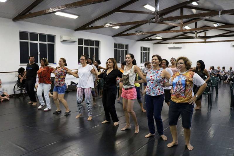 Sintonia, entusiasmo e uma energia contagiante, é assim o ensaio dos mais de 60 alunos do Projeto “Do Nosso Jeito” da Fundação Cultural do Pará. A sala de Dança na Casa da Artes fica repleta de risos, dança e brilho nos olhos dos alunos, instrutores e pais das crianças, jovens e adultos do projeto.
FOTO: ASCOM FCP
DATA: 16.11.2018
BELÉM - PARÁ <div class='credito_fotos'>Foto: ASCOM FCP | <a href='/midias/2018/originais/8d277c0b-6119-4667-8789-3a0505900aa2.jpg' download><i class='fa-solid fa-download'></i> Download</a></div>